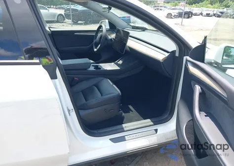 2023 Tesla Model Y Awd/Long Range Dual Motor All-Wheel Drive z USA, uszkodzony, nr VIN 7SAYGDEE8PA059111